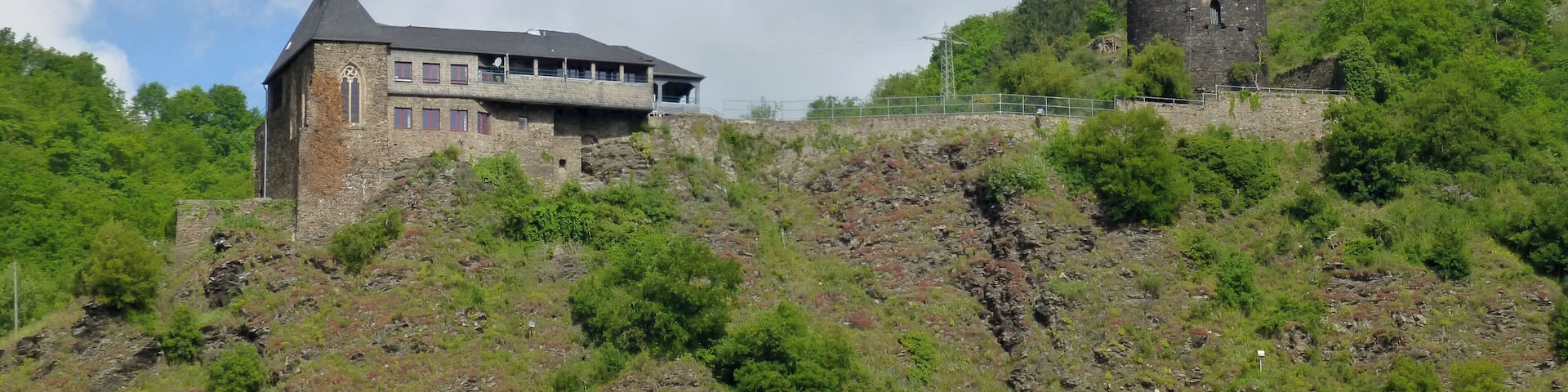 Burg Bischofstein; SĂŒdostansicht von der gegenĂŒberliegenden Moselseite