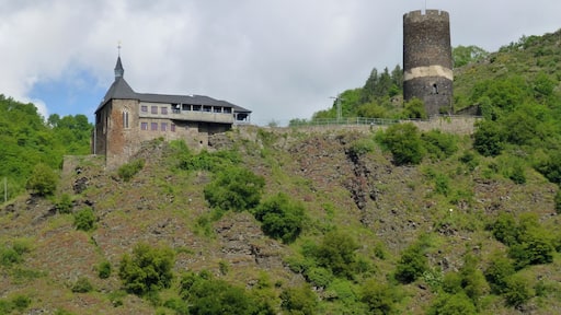 Burg Bischofstein; Südostansicht von der gegenüberliegenden Moselseite