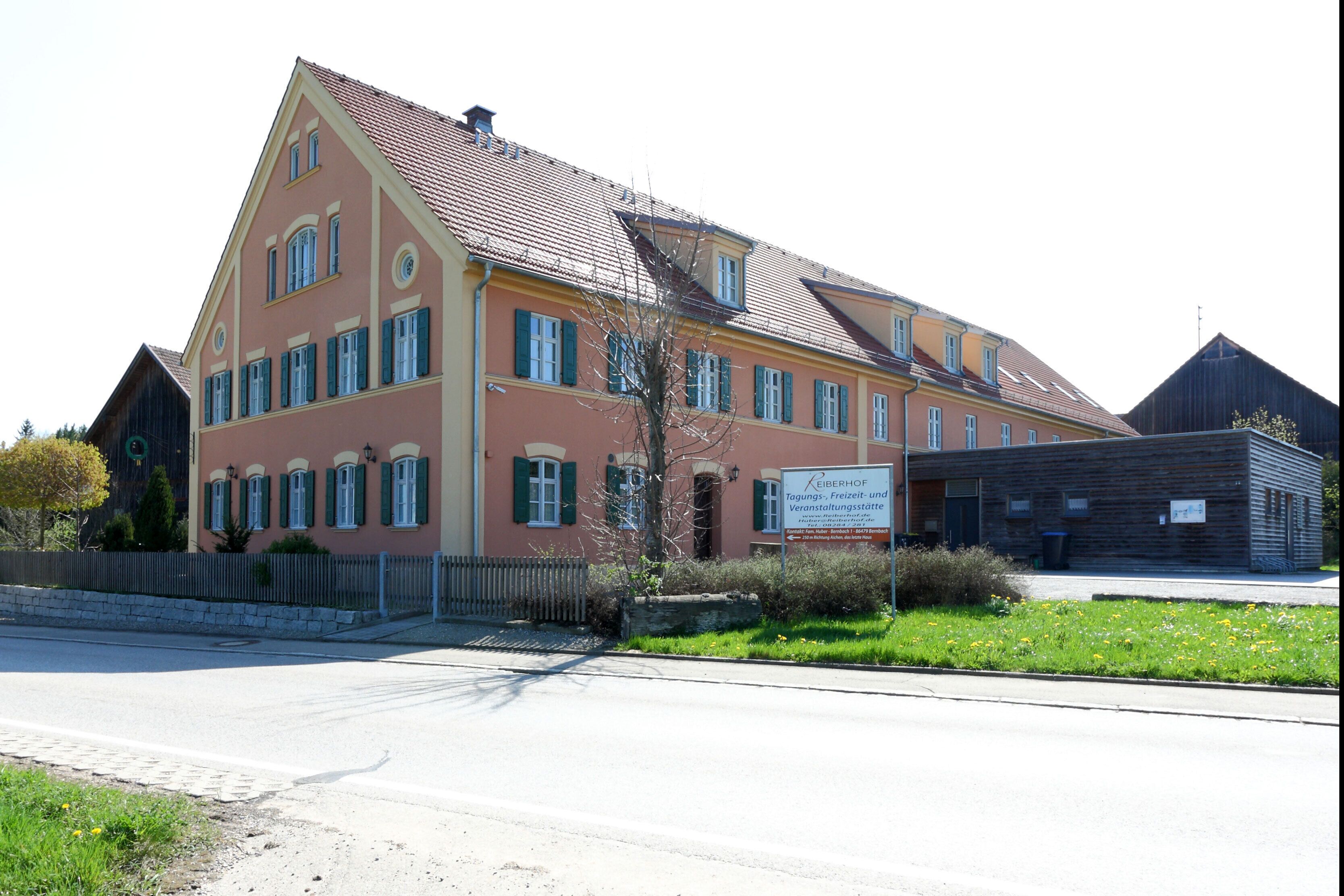 Gasthof Reiber in Bernbach, Gemeinde Aichen; Ansicht des in der 2. Hälfte des 19. Jh. erbauten Gasthauses aus Nordosten