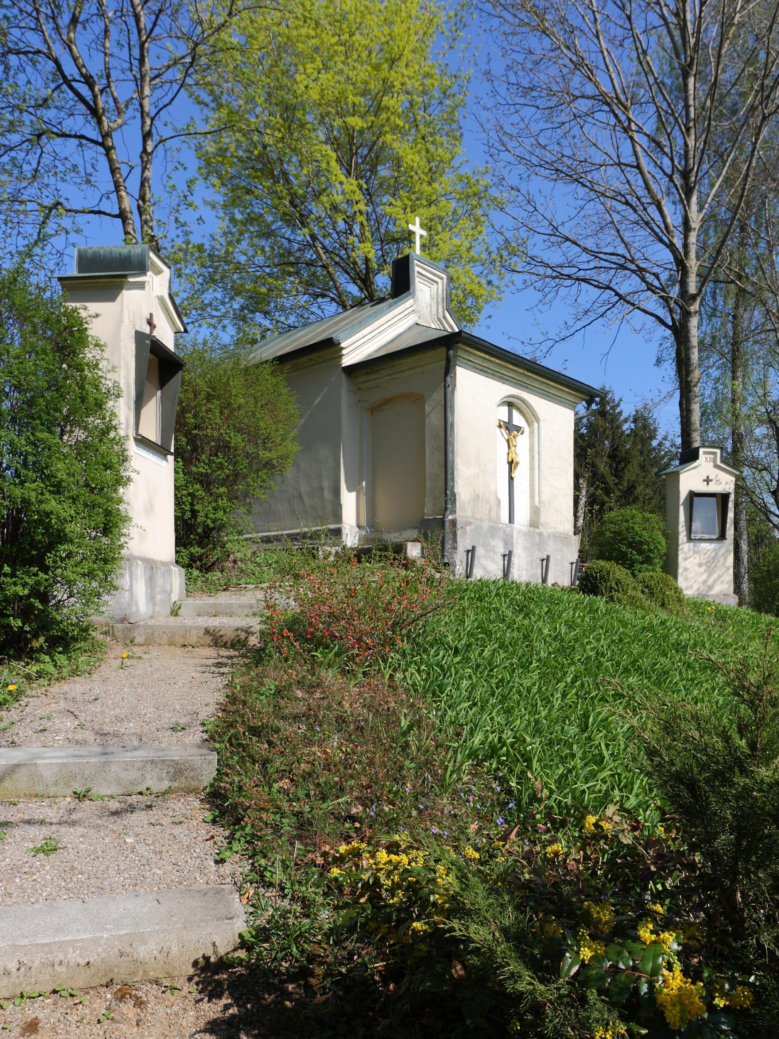 Kalvarienberg Memmenhausen; Teil der Anlage von insgesamt 13 gemauerten Bildstöcken, die ursprünglich 1750 errichtet und 1871 neu erbaut wurde. Die Nischen enthalten Kreuzwegbilder, Öl auf Blech, 1871 von Joseph Mangold in Unterpeißenberg geschaffen. Im oberen Scheitel der Anlage befindet sich eine kleine Kapelle