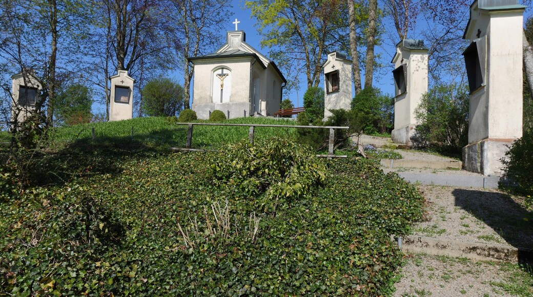 Kalvarienberg Memmenhausen; Teil der Anlage von insgesamt 13 gemauerten Bildstöcken, die ursprünglich 1750 errichtet und 1871 neu erbaut wurde. Die Nischen enthalten Kreuzwegbilder, Öl auf Blech, 1871 von Joseph Mangold in Unterpeißenberg geschaffen. Im oberen Scheitel der Anlage befindet sich eine kleine Kapelle