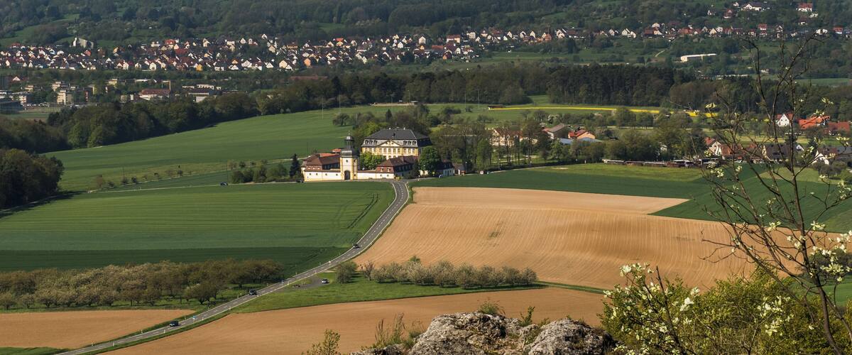 View from the Retterner Kanzel towards Forchheim. In the middle the Jägersburg is to be seen.