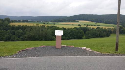 Geodätischer Messpunkt am Europäischen Mittelpunktes vor Brexit