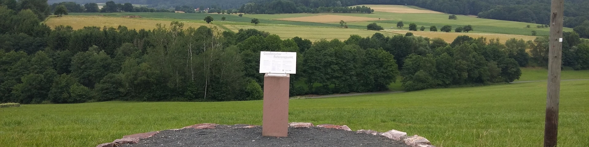 Geodätischer Messpunkt am Europäischen Mittelpunktes vor Brexit