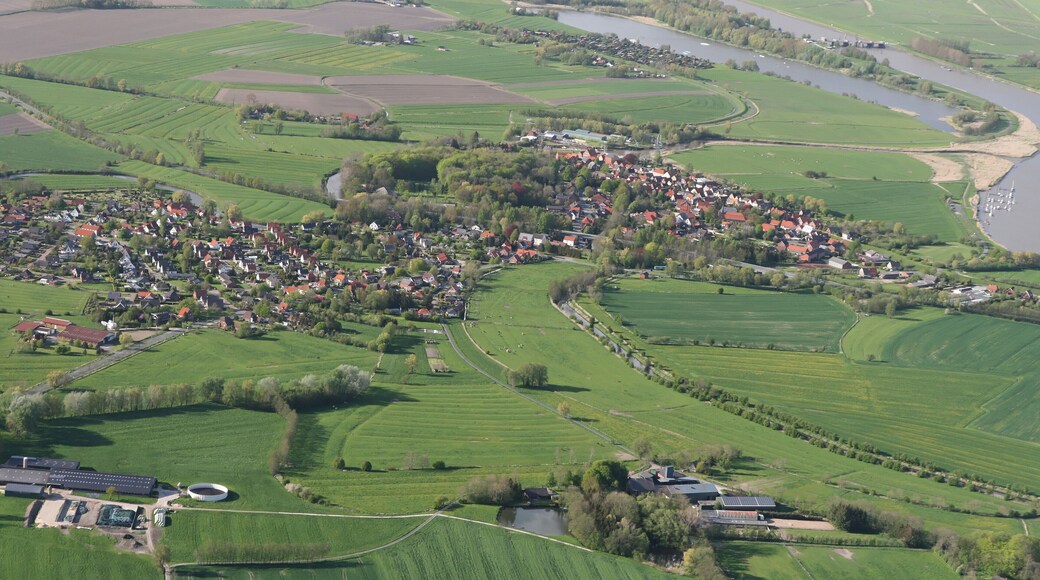 Luftaufnahme: die Stadt Neuhaus an der Oste