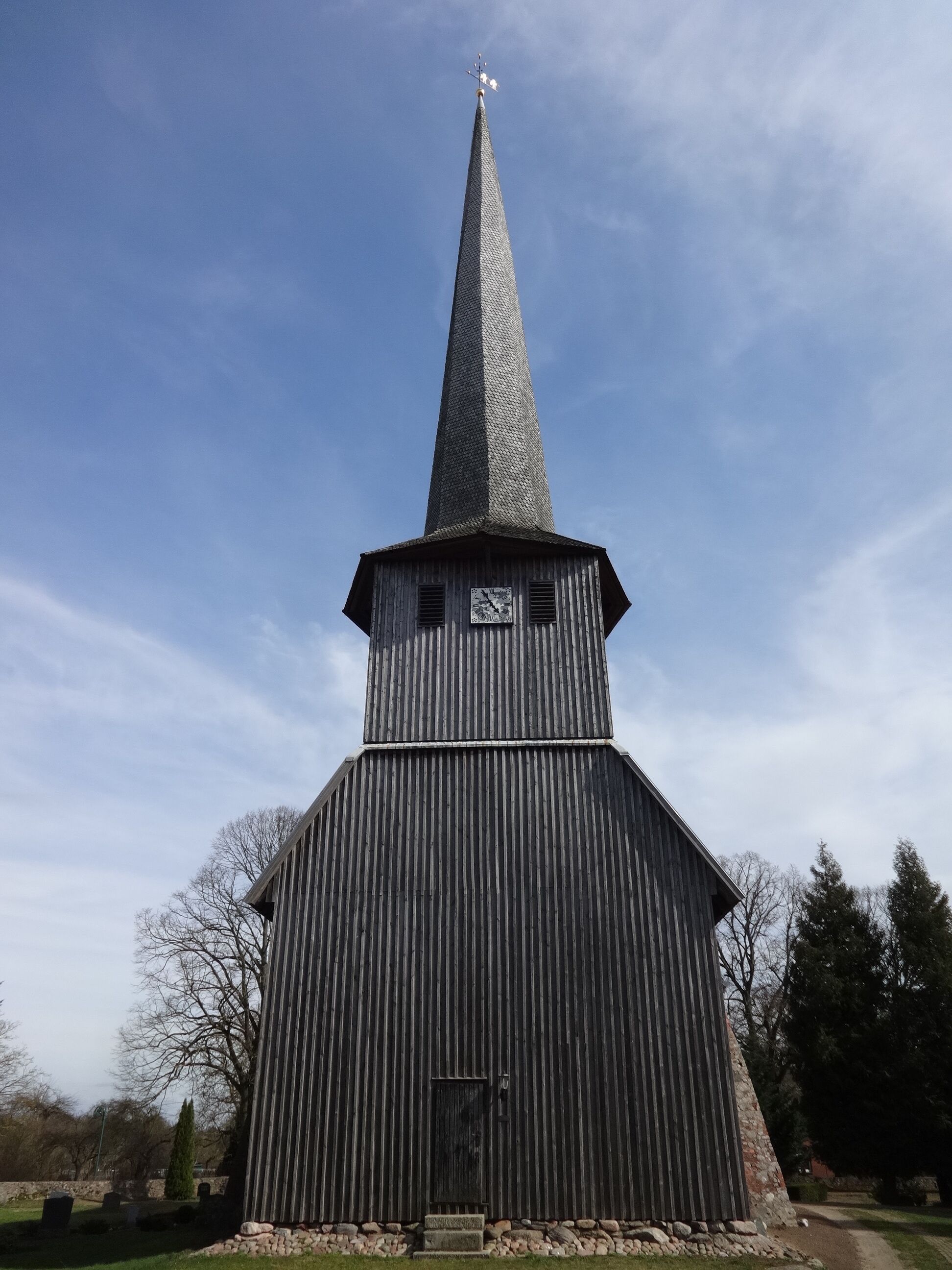 Die Dorfkirche in Suckow ist eine Saalkirche im Landkreis Ludwigslust-Parchim, die vermutlich im 14. Jahrhundert errichtet wurde. In seinem Innern ist ein neugotisches Altarretabel aus dem Jahr 1867