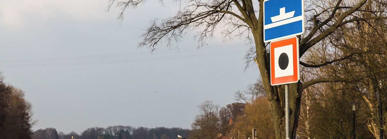 Schifffahrtszeichen an dem Caputher Gemünde. Das obere Zeichen deutet auf die Caputher Seilfähre hin, das untere Zeichen gebietet das Geben eines Schallzeichens.