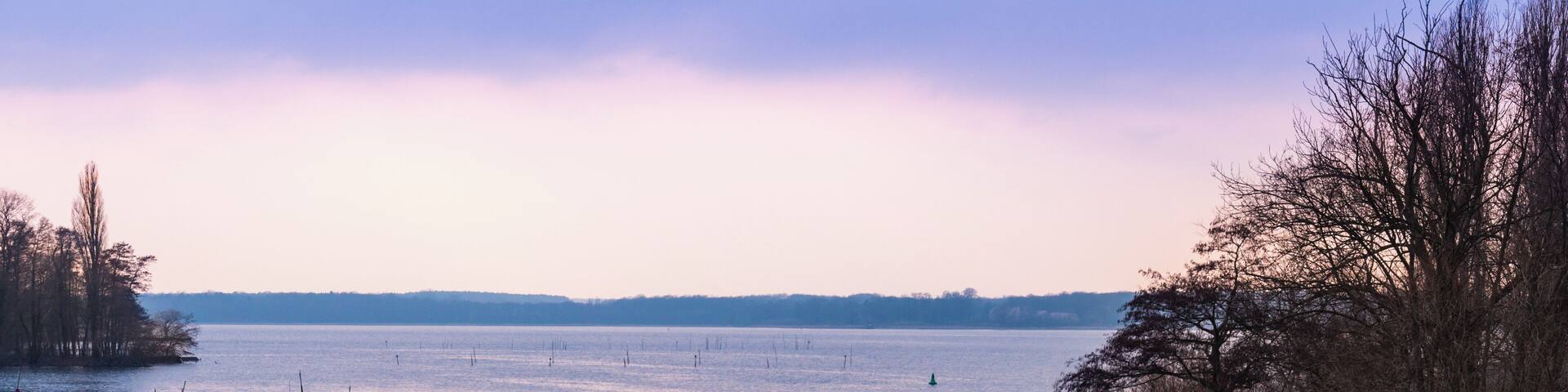 Abendlicher Schwielowsee von der Eisenbahnbrücke in Caputh aus gesehen.