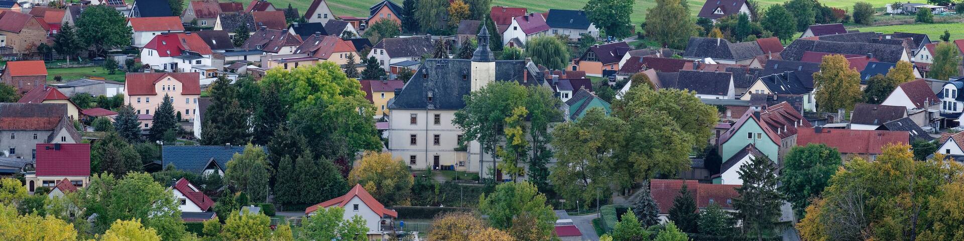 Blick vom Weinort Zscheiplitz auf Balgstädt einem Ortsteil der Weinbergstadt Freyburg/Unstrut und die Weinlage Schweigenberg, Burgenlandkreis, Sachsen-Anhalt, Deutschland