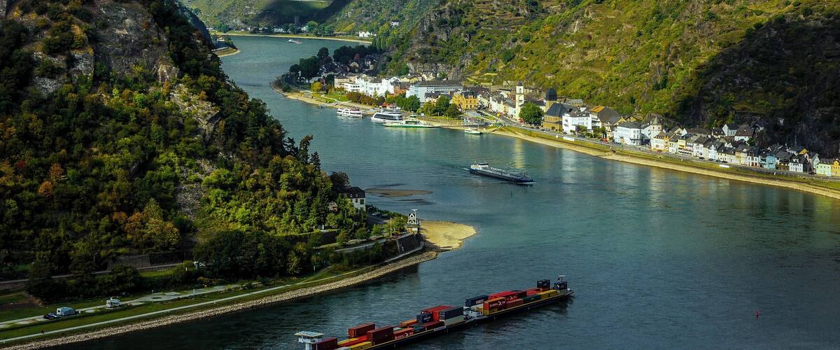 Blick von der Loreley Richtung Norden über den Rhein bei extremen Niedrigwasser. Die gefährlichen Untiefen sind deutlich zu erkennen