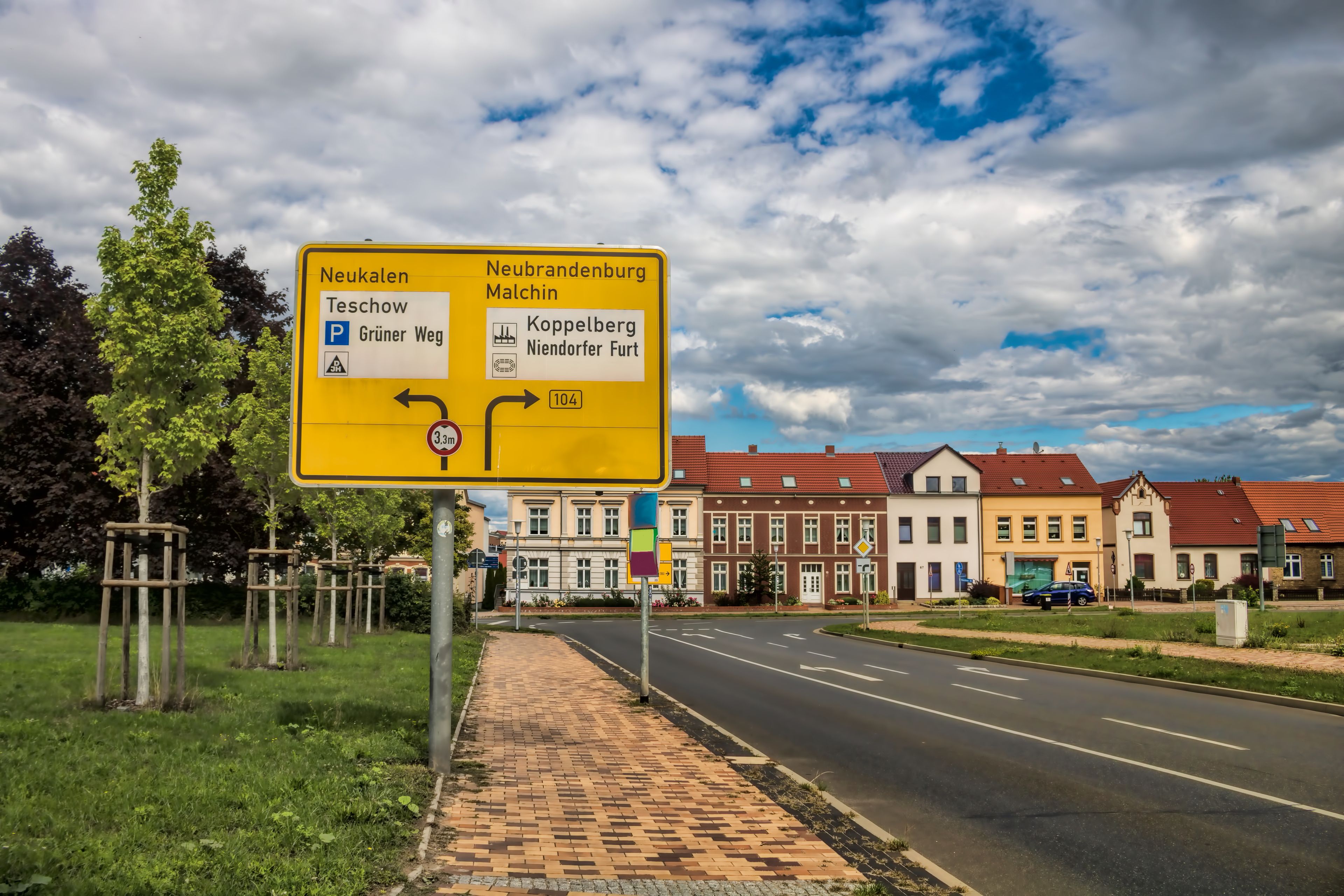 Uma placa de sinalização indicando destinos como Neukalen, Neubrandenburg, Malchin e outros.
