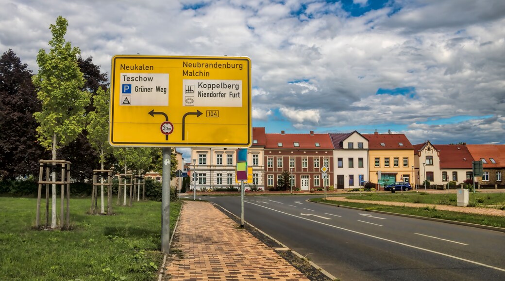 Uma placa de sinalização indicando destinos como Neukalen, Neubrandenburg, Malchin e outros.