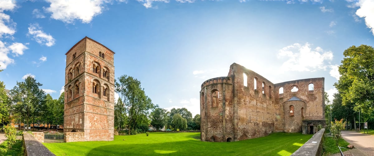 Un edificio storico in mattoni con una torre e una grande struttura circolare.