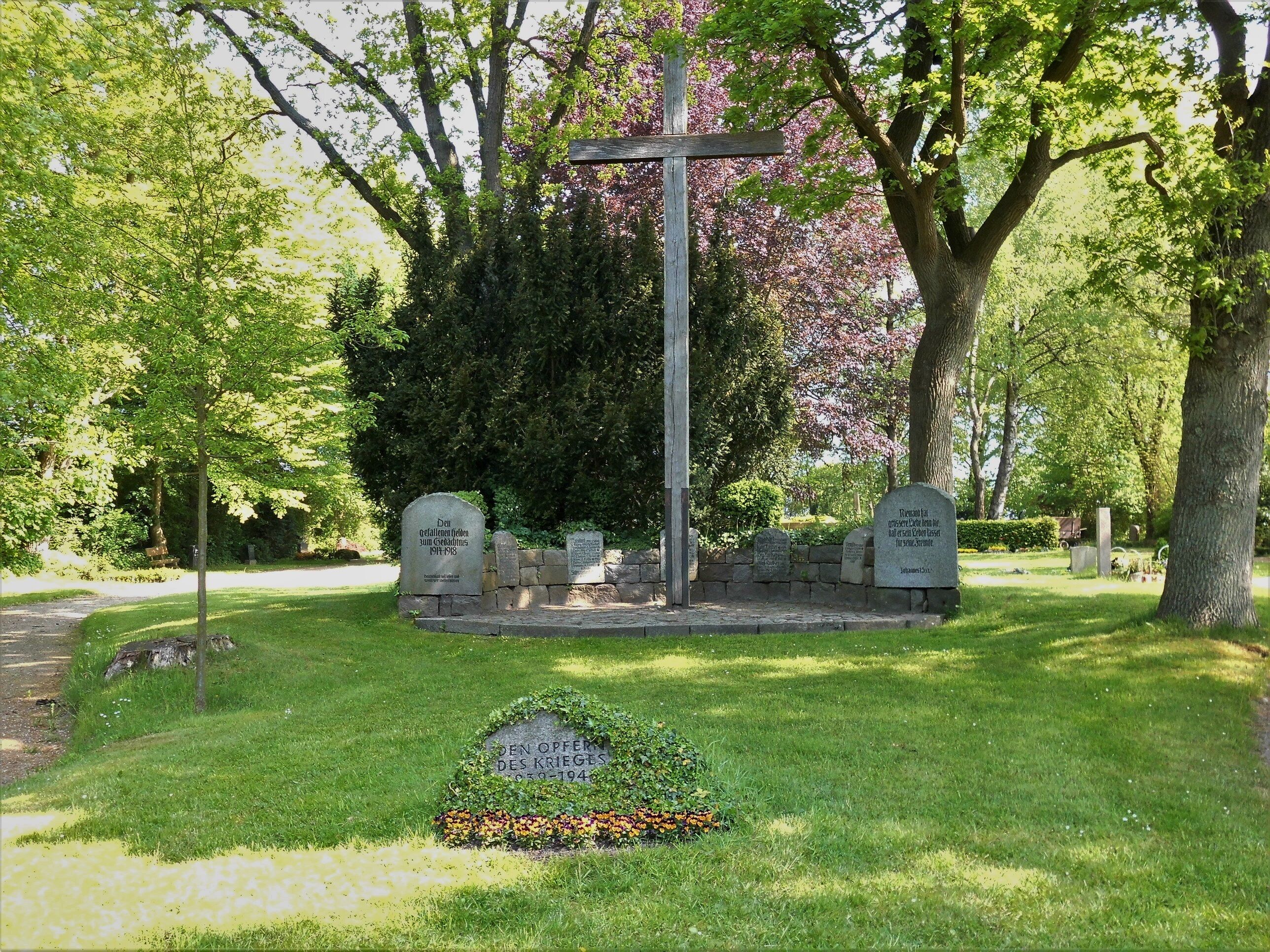 Ehrenmal für die Opfer des Ersten und Zweiten Weltkrieges auf dem Friedhof in Flemhude bei Kiel. Die Beschiftung auf dem linken Stein lautet: „Den gefallenen Helden zum Gedächtnis 1914 - 1918“; darunter kleiner: „Deutschland soll leben und wenn wir sterben müssen“. Auf dem rechten Stein: „Niemand hat grössere Liebe denn die, daß er sein Leben lässet für seine Freunde. Johannes 15, 13“. Auf den anderen Steinen in der Mitte stehen die Namen der Opfer und Vermissten. Der kleinere Stein in der Mitte vorn trägt die Beschriftung: „DEN OPFERN DES KRIEGES 1939-1945“.