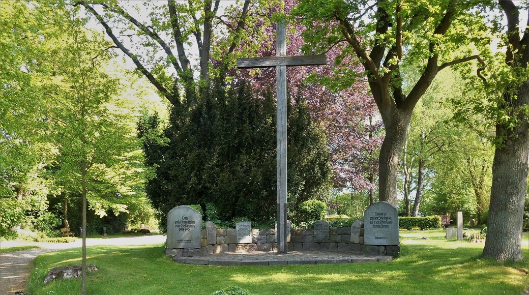 Ehrenmal fĂŒr die Opfer des Ersten und Zweiten Weltkrieges auf dem Friedhof in Flemhude bei Kiel. Die Beschiftung auf dem linken Stein lautet: âDen gefallenen Helden zum GedĂ€chtnis 1914 - 1918â; darunter kleiner: âDeutschland soll leben und wenn wir sterben mĂŒssenâ. Auf dem rechten Stein: âNiemand hat grössere Liebe denn die, daĂ er sein Leben lĂ€sset fĂŒr seine Freunde. Johannes 15, 13â. Auf den anderen Steinen in der Mitte stehen die Namen der Opfer und Vermissten. Der kleinere Stein in der Mitte vorn trĂ€gt die Beschriftung: âDEN OPFERN DES KRIEGES 1939-1945â.