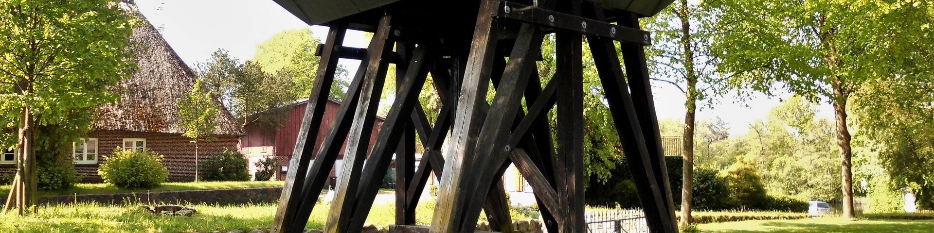 Der Glockenstapel der St.Georg-Kirche in der Gemeinde Flemhude bei Kiel.