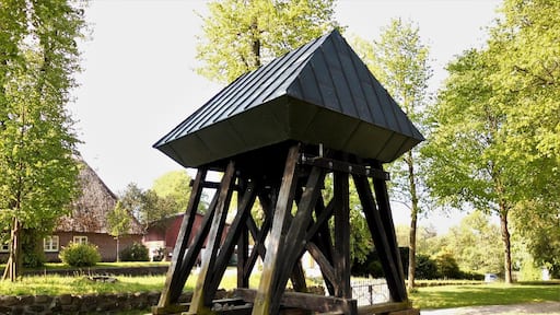 Der Glockenstapel der St.Georg-Kirche in der Gemeinde Flemhude bei Kiel.