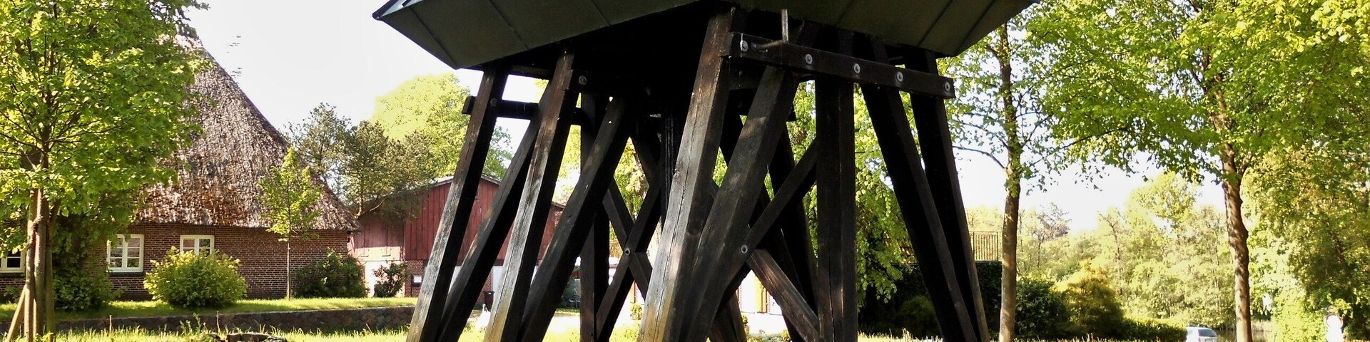 Der Glockenstapel der St.Georg-Kirche in der Gemeinde Flemhude bei Kiel.