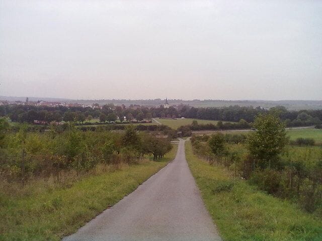 Feldweg und Blick auf Murr
