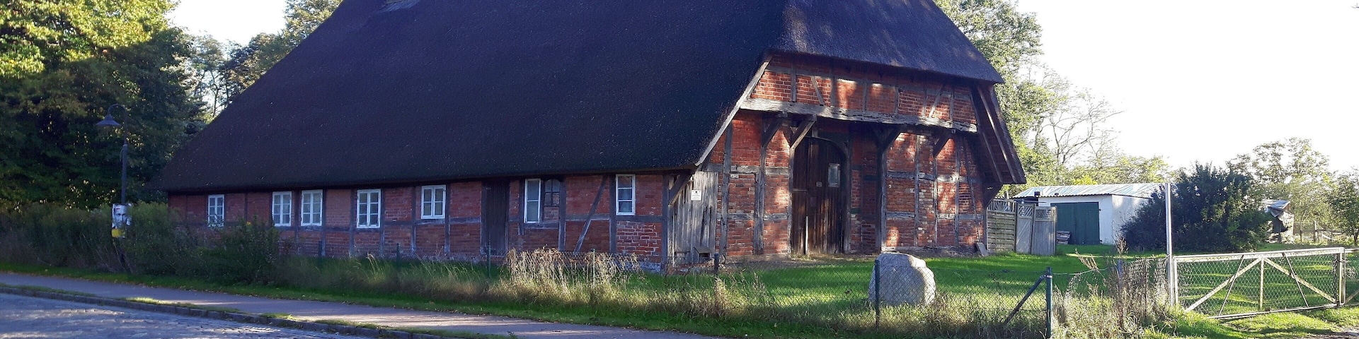 Hallenhaus in Herrnburg, Hauptstraße 80 im Landkreis Nordwestmecklenburg, Amt Schönberger Land, Gemeinde Lüdersdorf