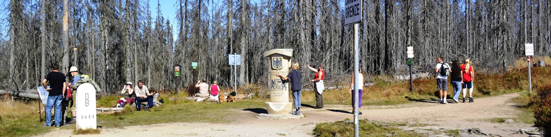 Touristen am Dreiländereck Tschechische Republik-Österreich-Deutschland auf dem Dreisesselbergkamm.