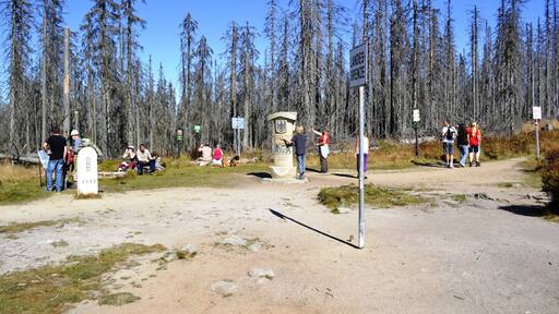 Touristen am Dreiländereck Tschechische Republik-Österreich-Deutschland auf dem Dreisesselbergkamm.