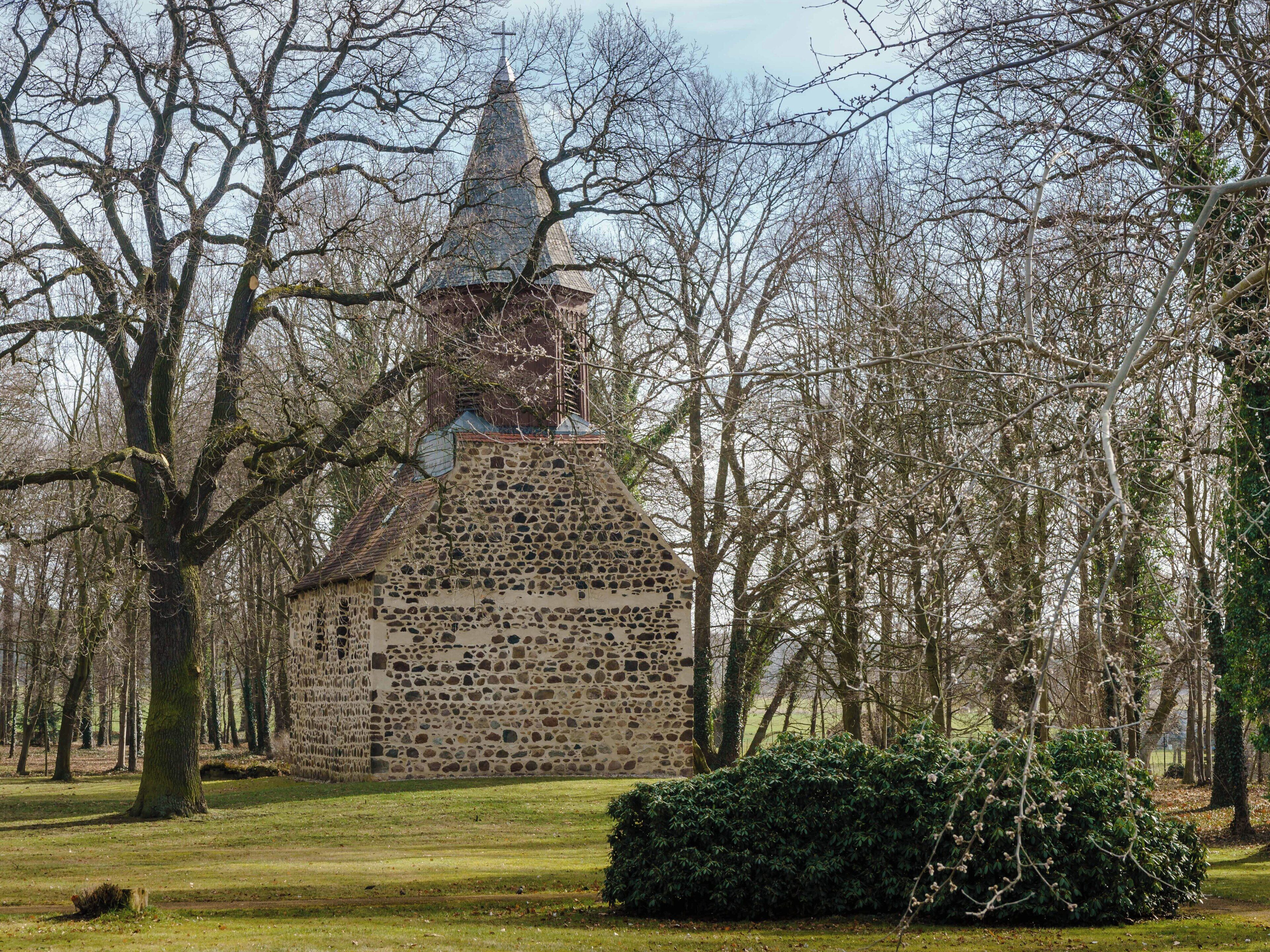Dorfkirche an der Hauptstraße im Gutspark von Altjeßnitz. Errichtet als Feldsteinbau.