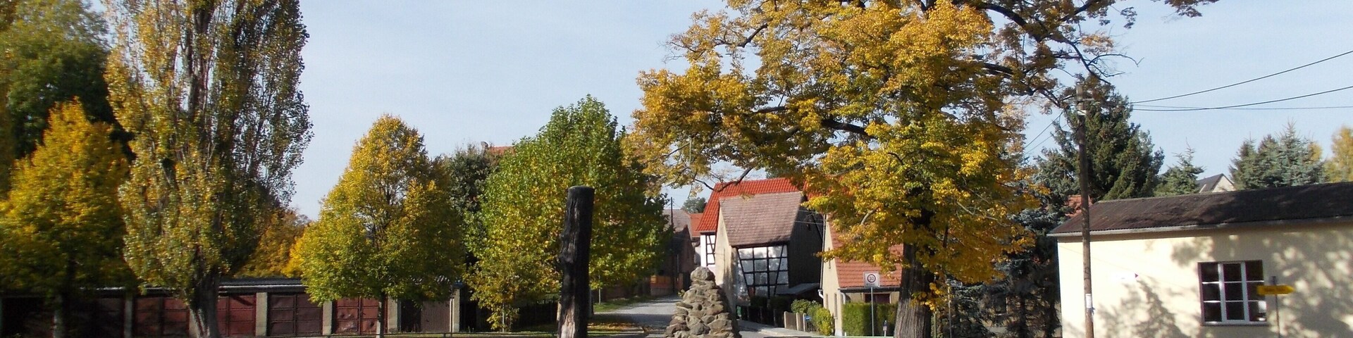 Pond in Rippicha (Gutenborn, district of Burgenlandkreis, Saxony-Anhalt) with World Wars memorial