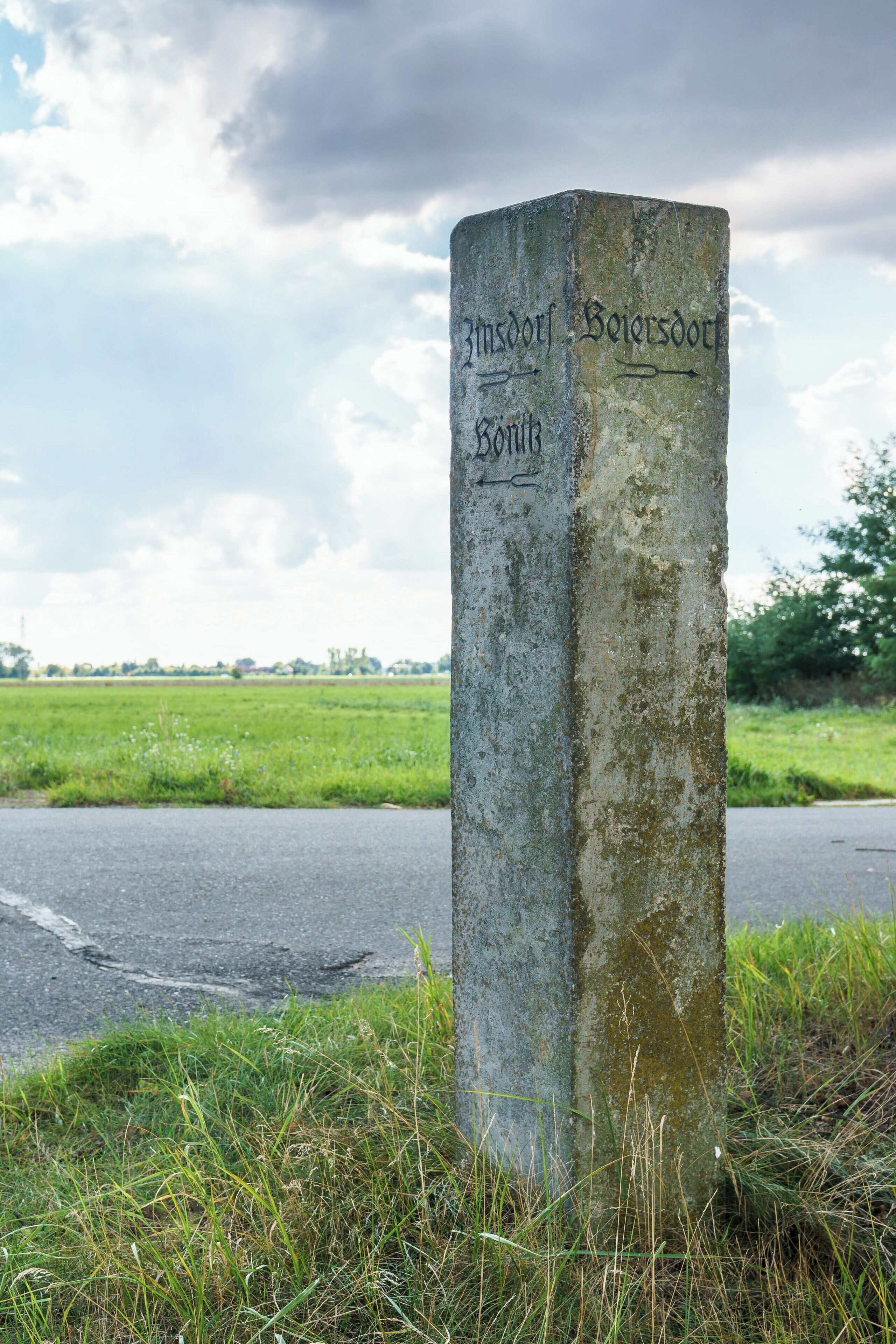 Wegestein an der K 6215 am Abzweig Beiersdorfer Straße in Uebigau-Wahrenbrück OT Zinsdorf. Text: Beiersdorf ; Zinsdorf ; Bönitz ; Richtungsweiser