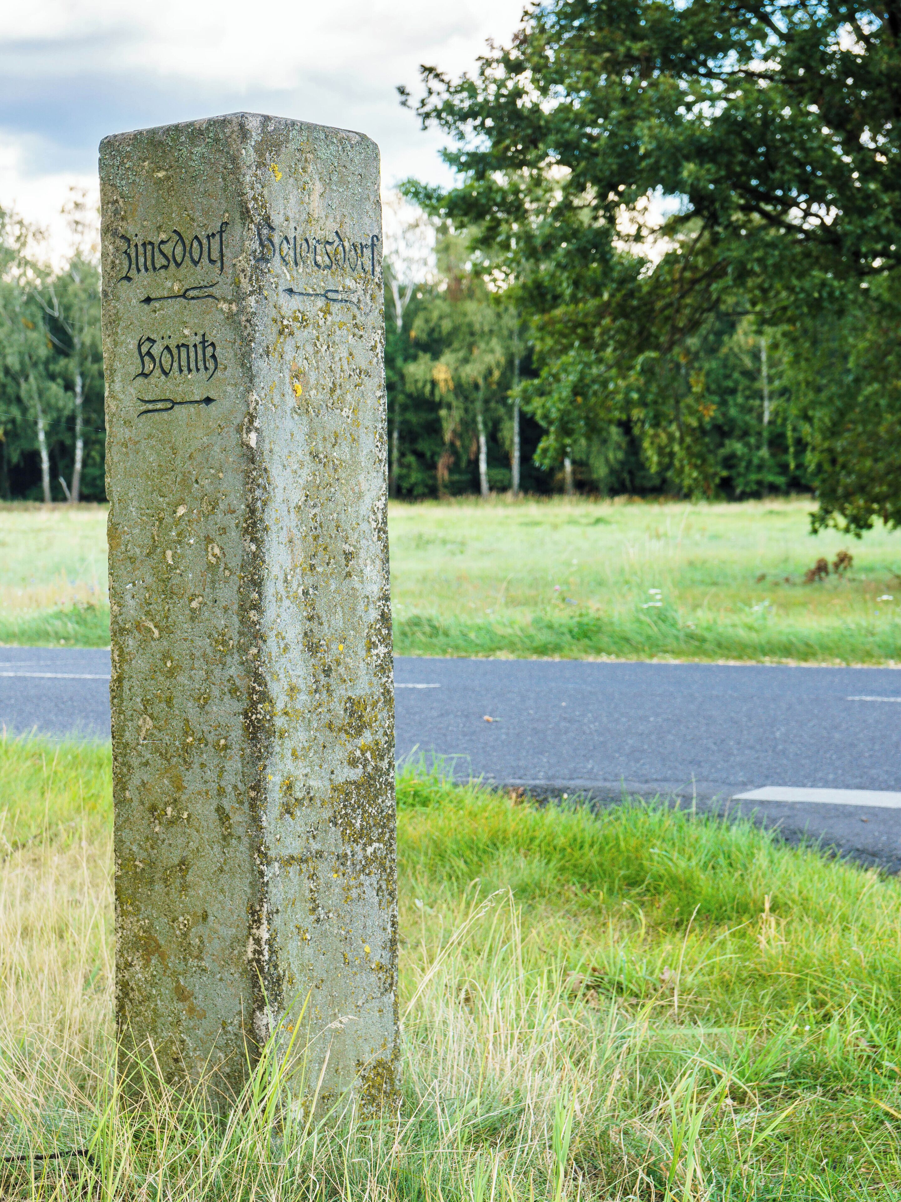 Wegestein an der K 6215 am Abzweig Beiersdorfer Straße in Uebigau-Wahrenbrück OT Zinsdorf. Text: Beiersdorf ; Zinsdorf ; Bönitz ; Richtungsweiser
