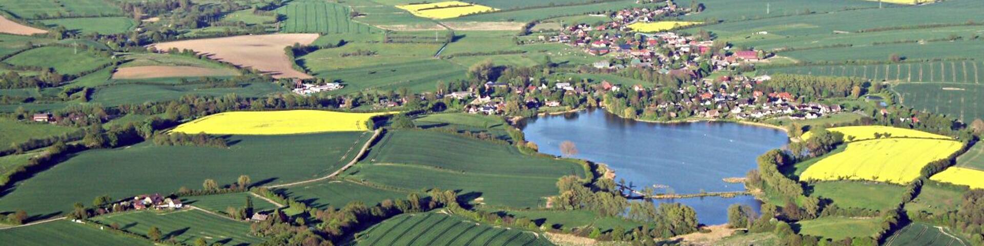 Heilshoop mit Moorteich und Schweineweide aufgenommen am 9.5.2008 aus dem HeiĂluftballon, Hartmut Schmidt