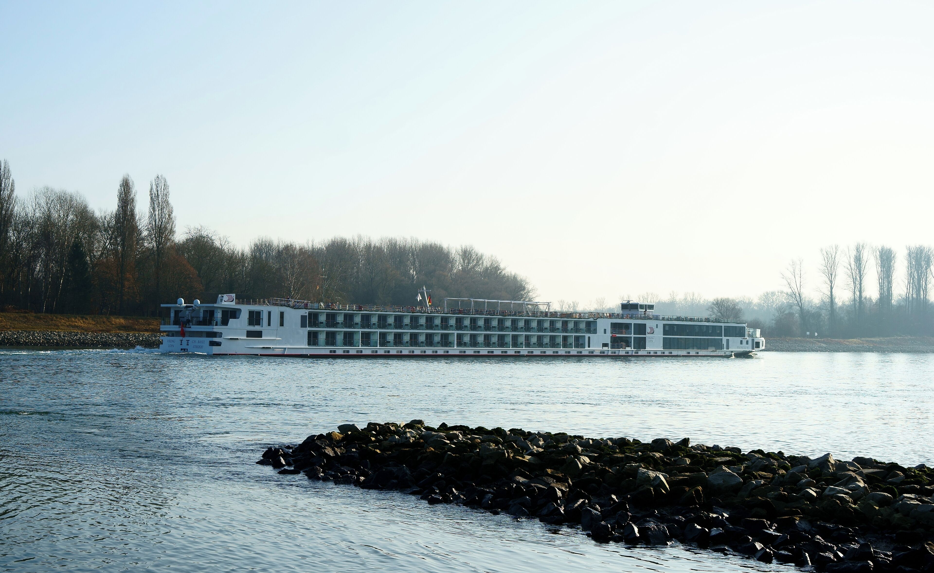 Kabinenfahrgastschiff Viking Lofn auf dem Rhein zwischen Altrip und Otterstadt