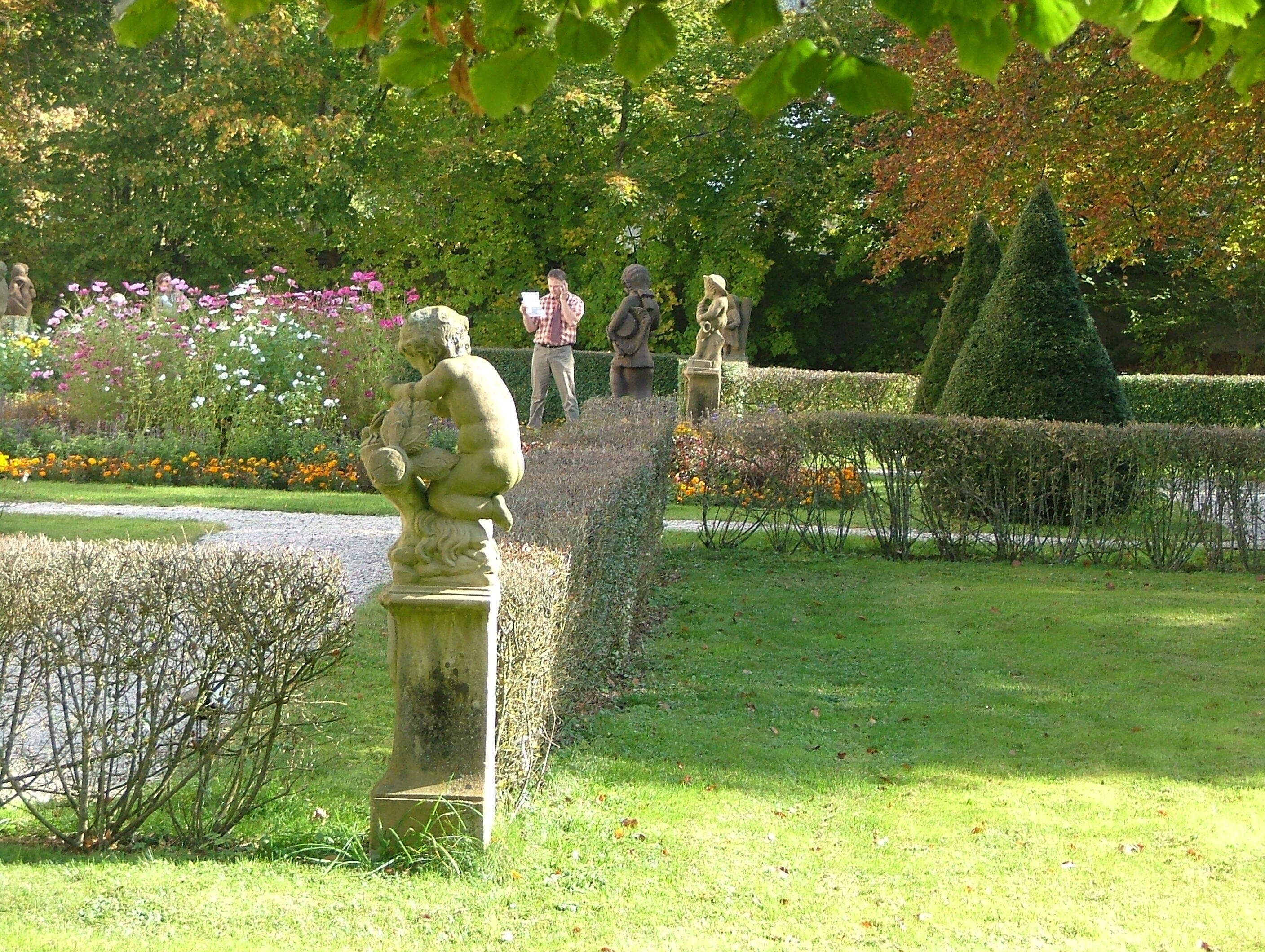 Schlosspark mit Putten aus Sandstein