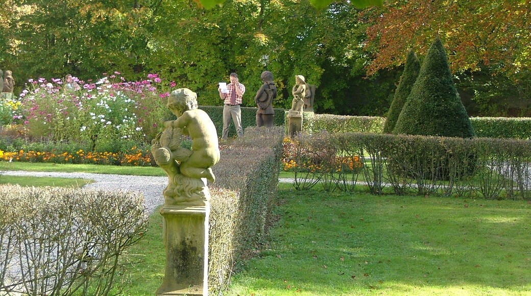 Schlosspark mit Putten aus Sandstein