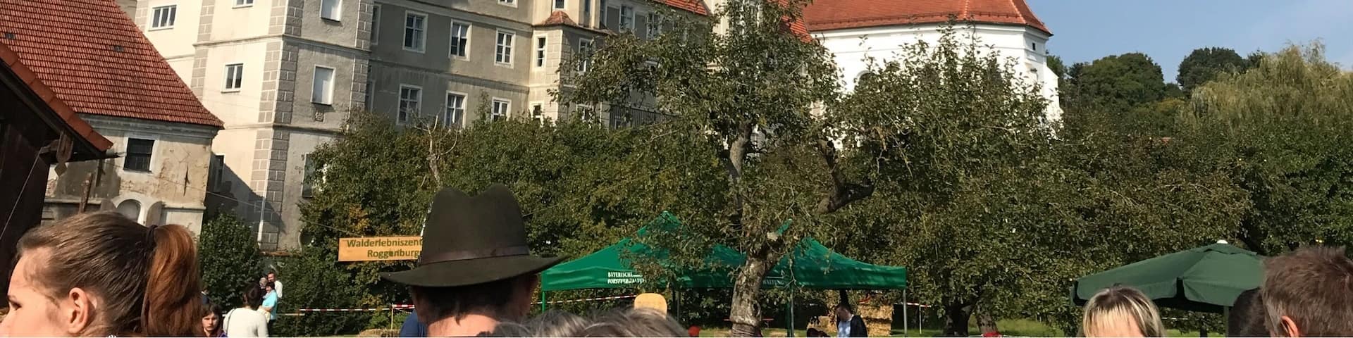 the Abbey is in Wettenhausen was probably founded 982 by Augustinerchorherren. Today it belongs to the order of the Dominican Sisters.