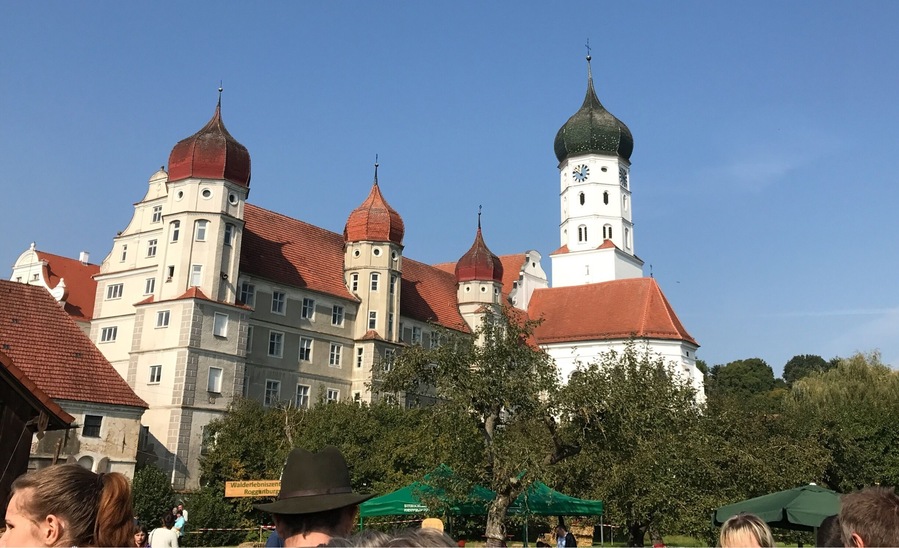 the Abbey is in Wettenhausen was probably founded 982 by Augustinerchorherren. Today it belongs to the order of the Dominican Sisters.