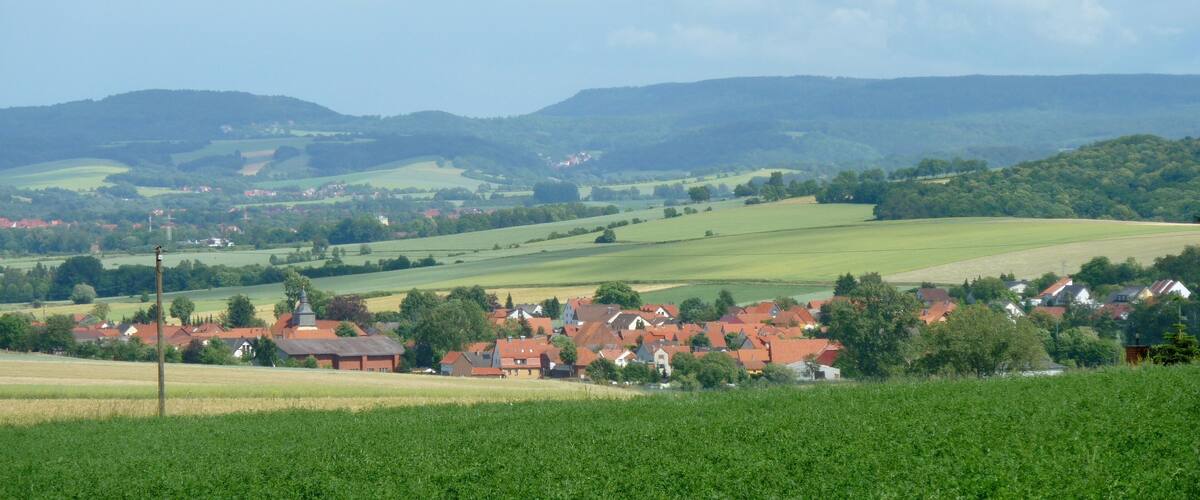 Blick vom Silberberg nach OstsĂŒdosten ĂŒber Werxhausen ins DuderstĂ€dter Becken (im Hintergrund das Ohmgebirge mit dem Sonnenstein links, der Sonder Mitte, dem Schwarzenberg rechts)