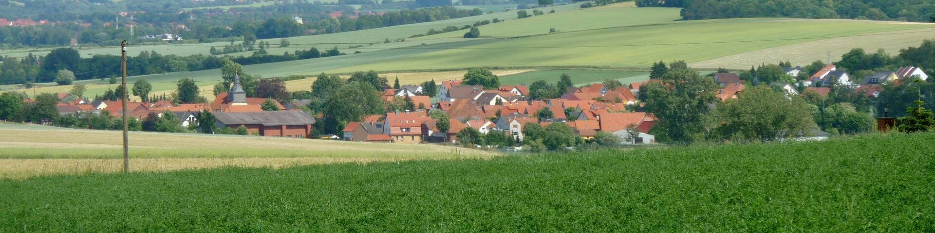 Blick vom Silberberg nach Ostsüdosten über Werxhausen ins Duderstädter Becken (im Hintergrund das Ohmgebirge mit dem Sonnenstein links, der Sonder Mitte, dem Schwarzenberg rechts)