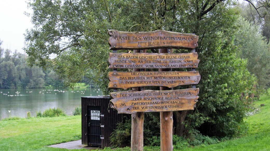 Wendebachstausee bei Göttingen, Beschilderung und DLRG-Materialhäuschen, 23.8.2014. Foto: F. Welter-Schultes