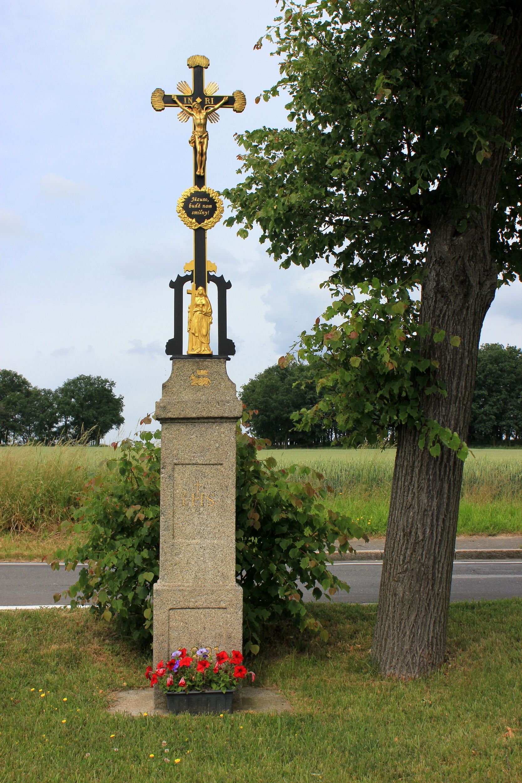 Swjaty křiž blisko Wěteńcy, gmejna Njebjelčicy, wokrjes Budyšin. Napis: „Jězuso, budź nam smilny!“