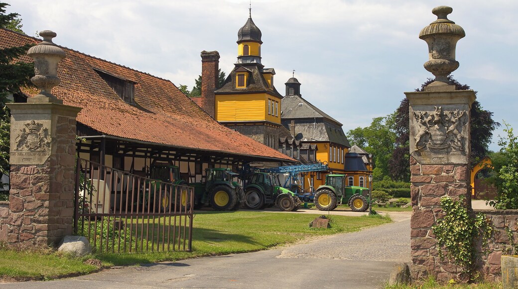 Das Rittergut Abbensen in Abbensen (Edemissen) wird 1279 erstmals als Abbenser Burg erwÀhnt. Heute ist es ein landwirtschaftlicher Betrieb.