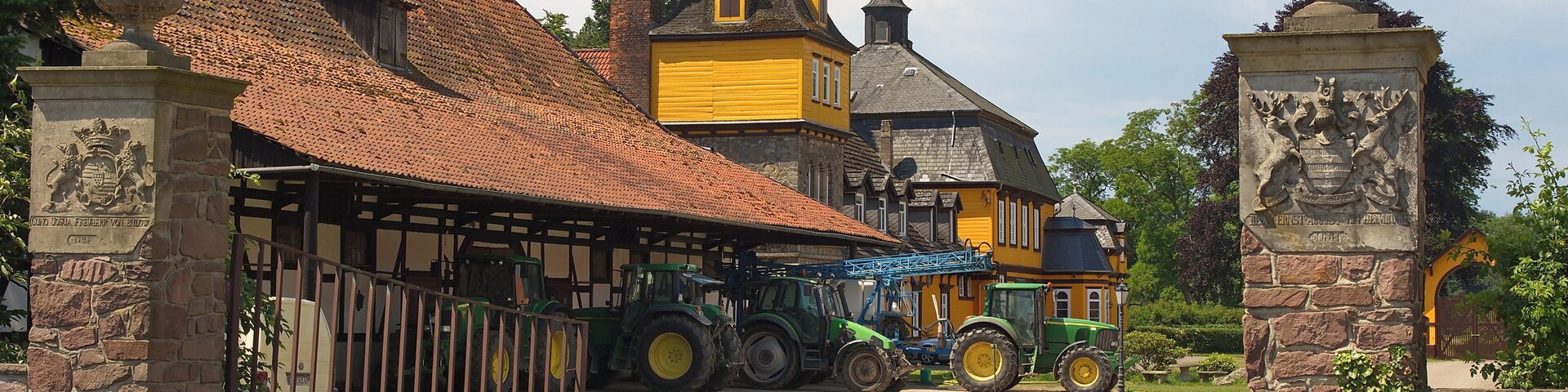 Das Rittergut Abbensen in Abbensen (Edemissen) wird 1279 erstmals als Abbenser Burg erwähnt. Heute ist es ein landwirtschaftlicher Betrieb.