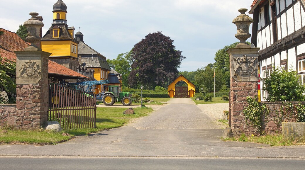 Das Rittergut Abbensen in Abbensen (Edemissen) wird 1279 erstmals als Abbenser Burg erwähnt. Heute ist es ein landwirtschaftlicher Betrieb.