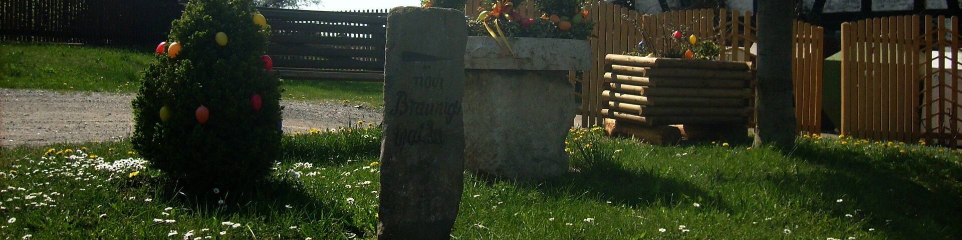 Easter well and historic signpost in Vogelgesang (Braunichswalde, Greiz district, Thuringia)