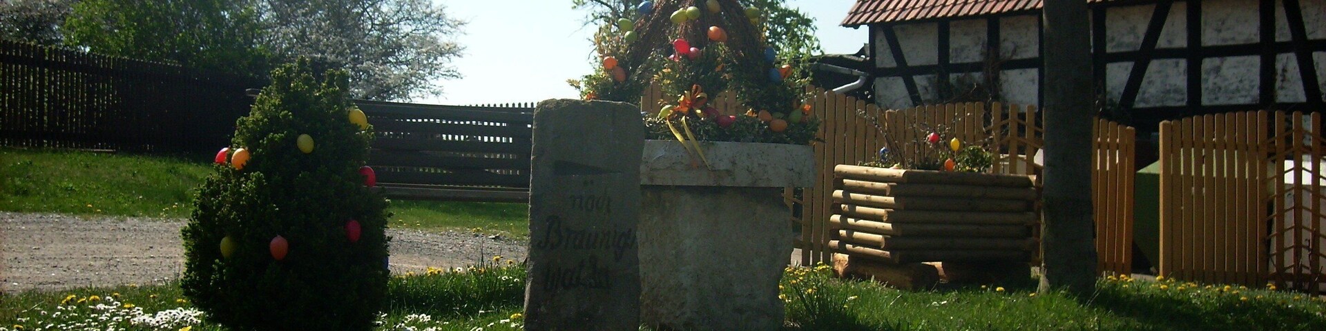Easter well and historic signpost in Vogelgesang (Braunichswalde, Greiz district, Thuringia)