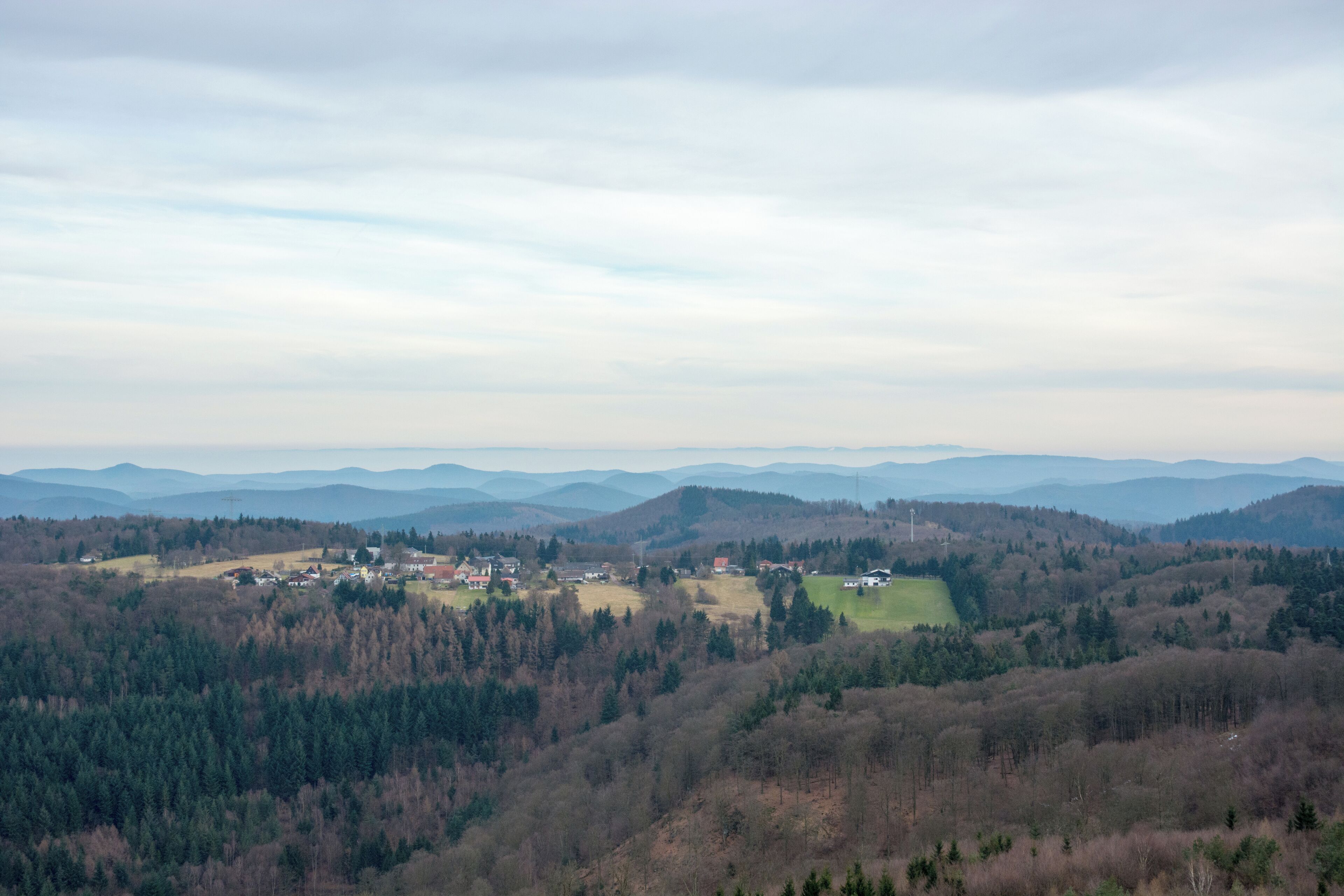 Blick auf den Hermersbergerhof vom Luitpoldturm aus, im Hintergrund das Rheintal im Nebel sowie die Hornisgrinde im Schwarzwald