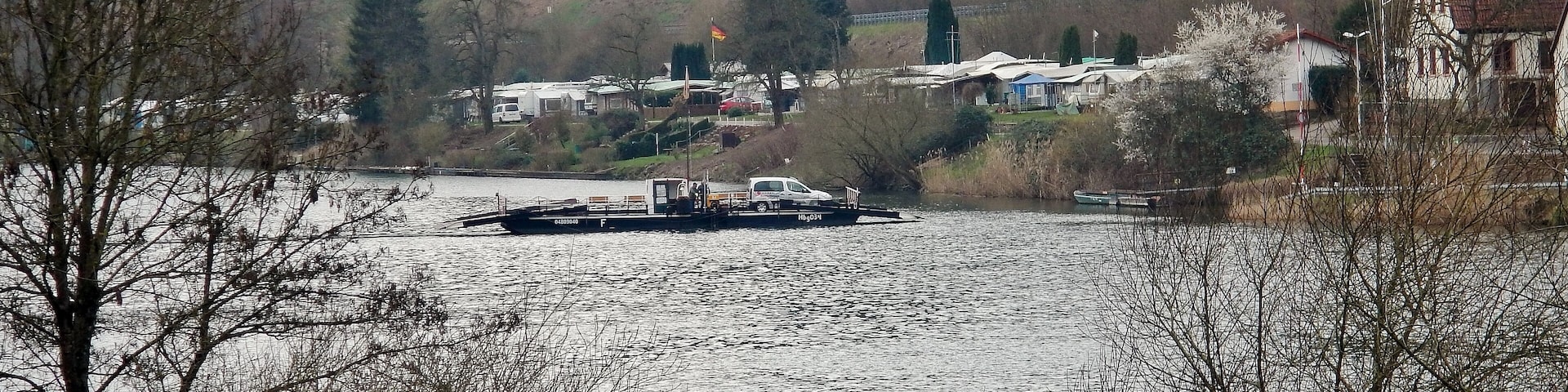 Ausblick vom 366 km langen Neckartalradweg: GierfÀhre "Hbg 034" bei Neckarhausen