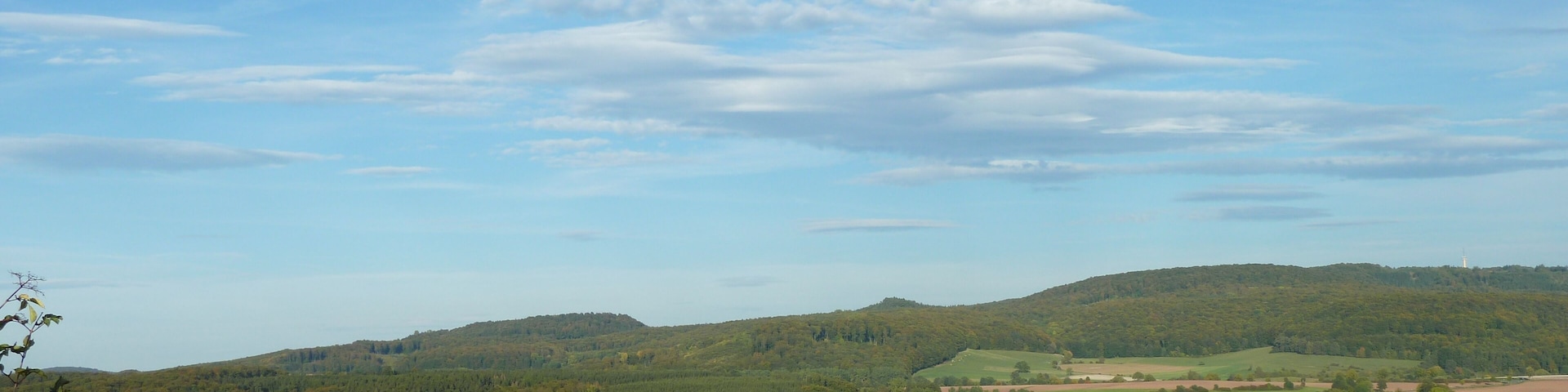 Blick von Westsüdwesten vom Osthang des Bramwalds auf Dankelshausen, Gemeinde Scheden, Niedersachsen