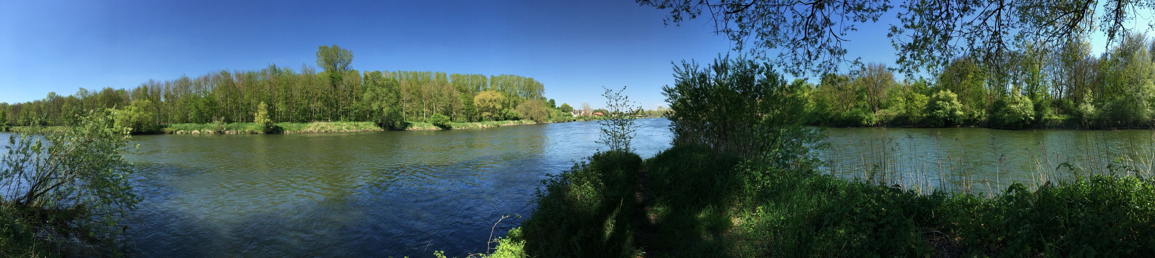 Mündung des Lechs (rechts) in die Donau (links) bei Marxheim