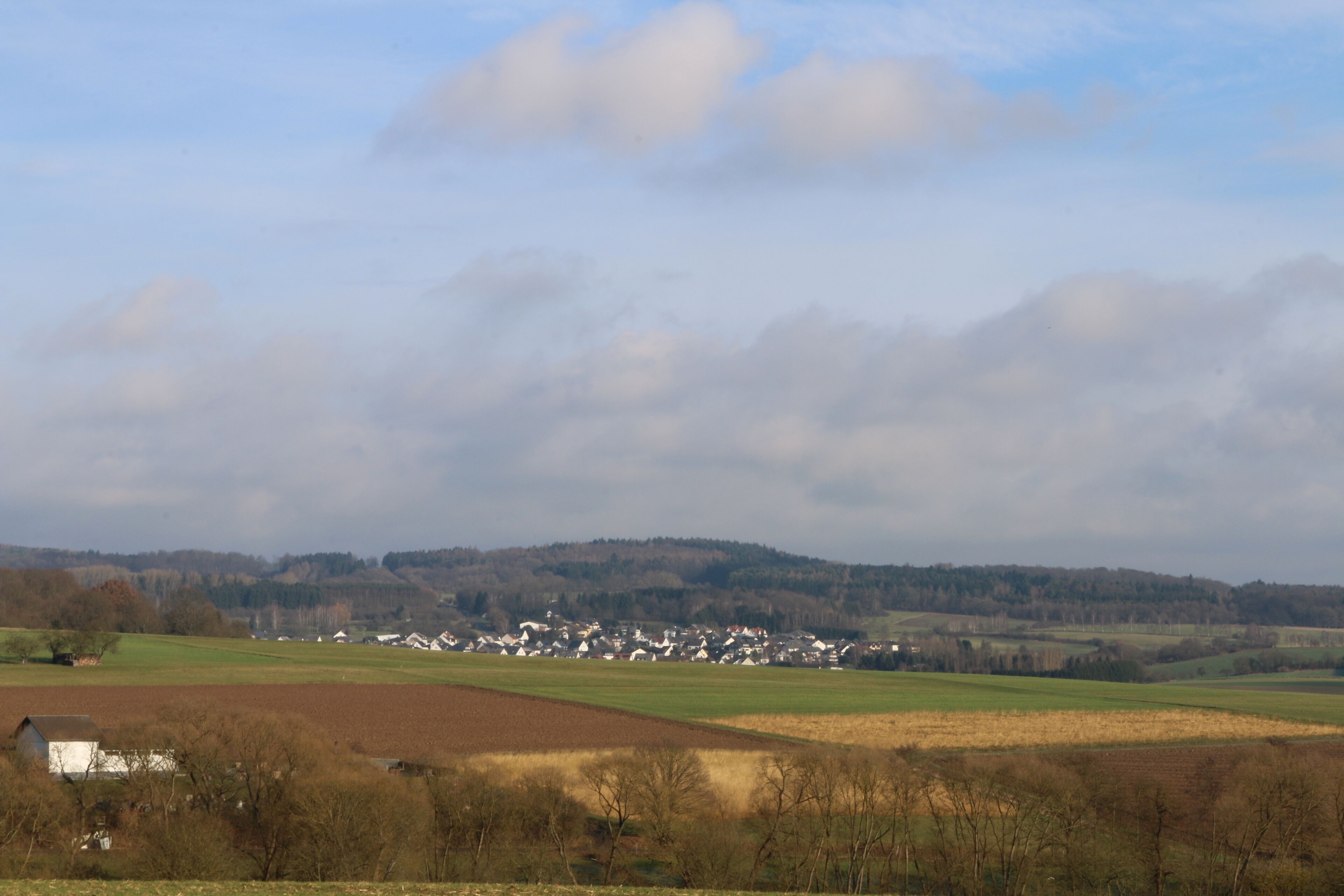 Lahr im Westerwald:Panoramaaufnahme mit dem Backenscheid im Hintergrund